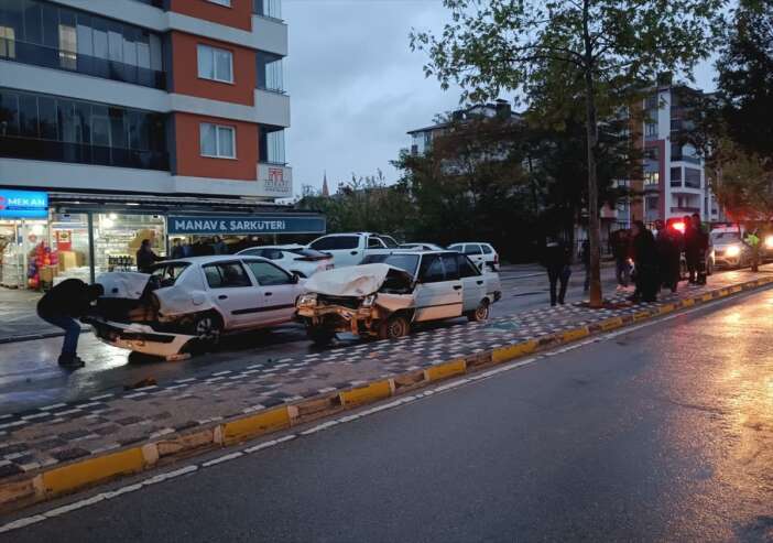 konyada-iki-otomobil-carpisti-yaralilar-arasinda-bebek-de-var