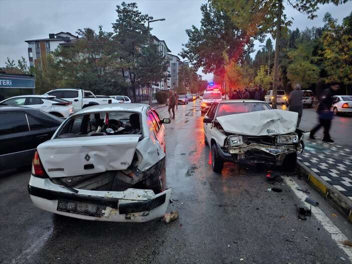 konyada-iki-otomobil-carpisti-yaralilar-arasinda-bebek-de-var
