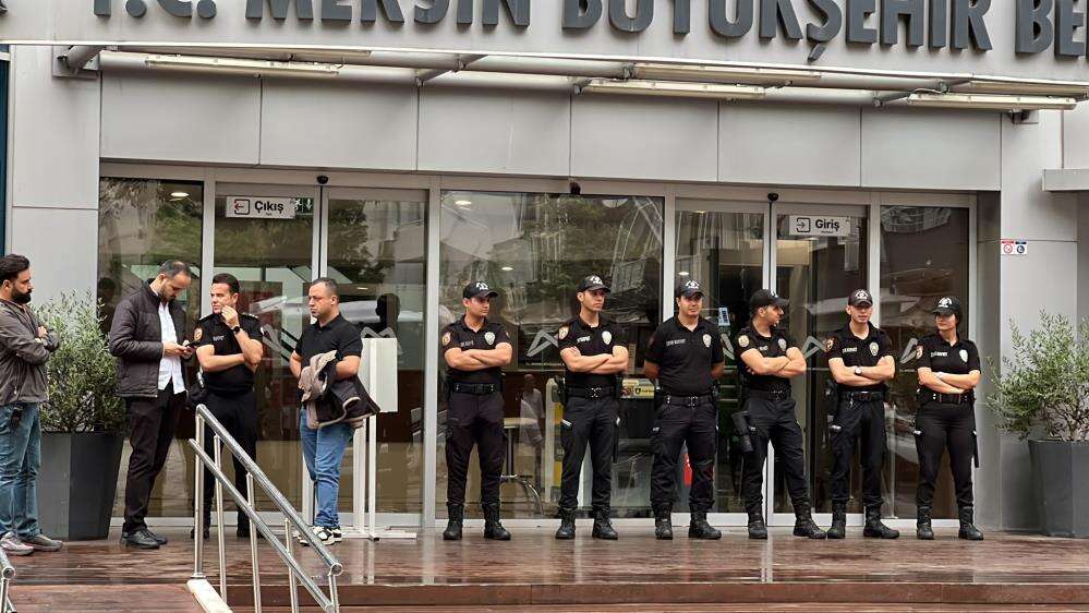 mersin-buyuksehir-belediyesine-operasyon-baskan-dahil-59-gozalti