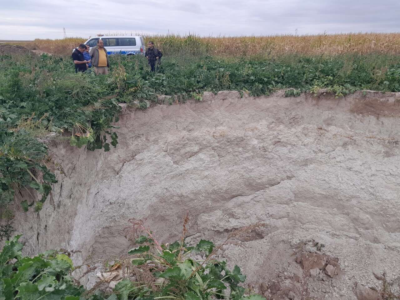 konyada-topragin-alti-bosaliyor-8-metre-derinliginde-yeni-obruk-olustu