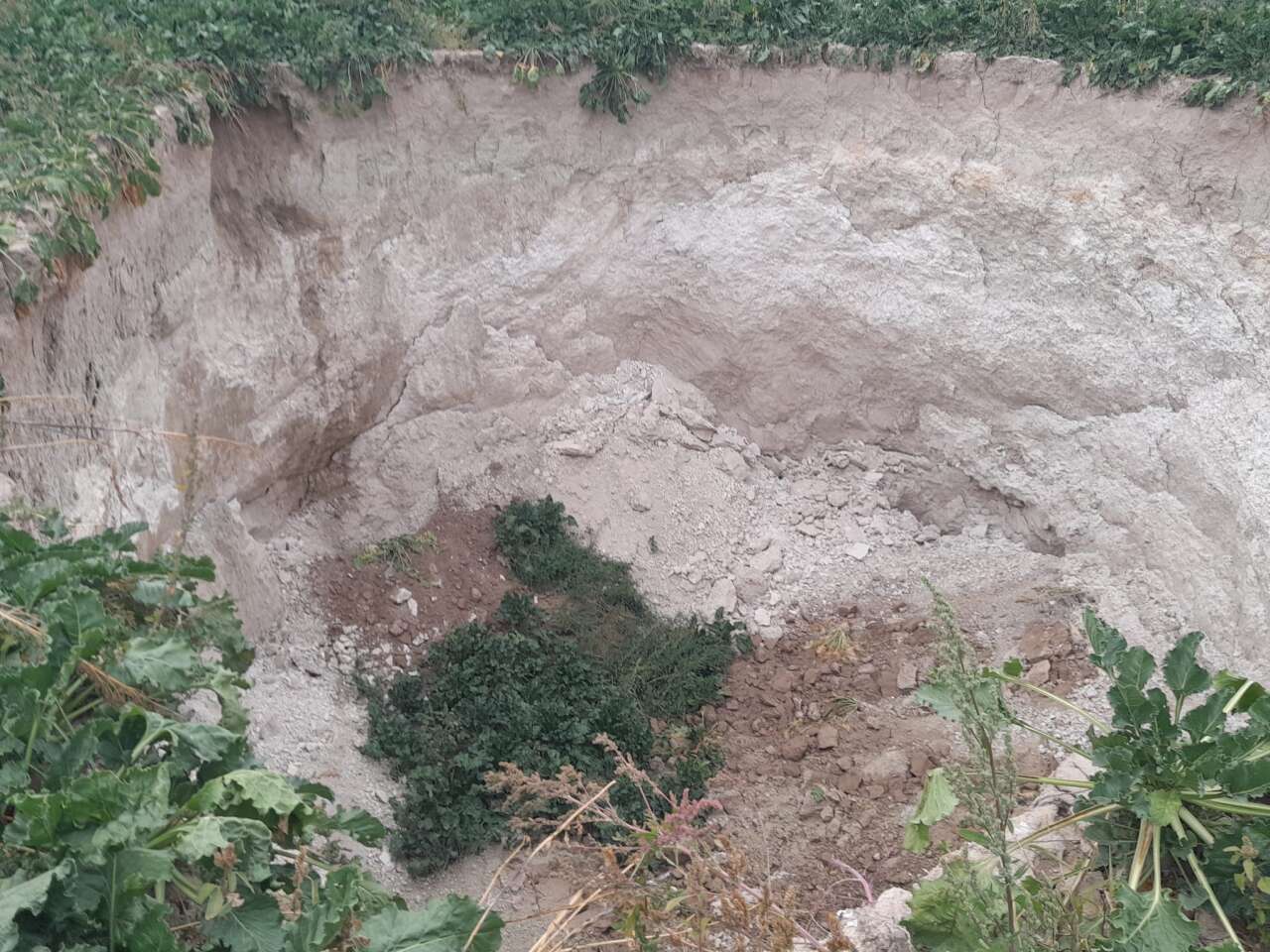 konyada-topragin-alti-bosaliyor-8-metre-derinliginde-yeni-obruk-olustu