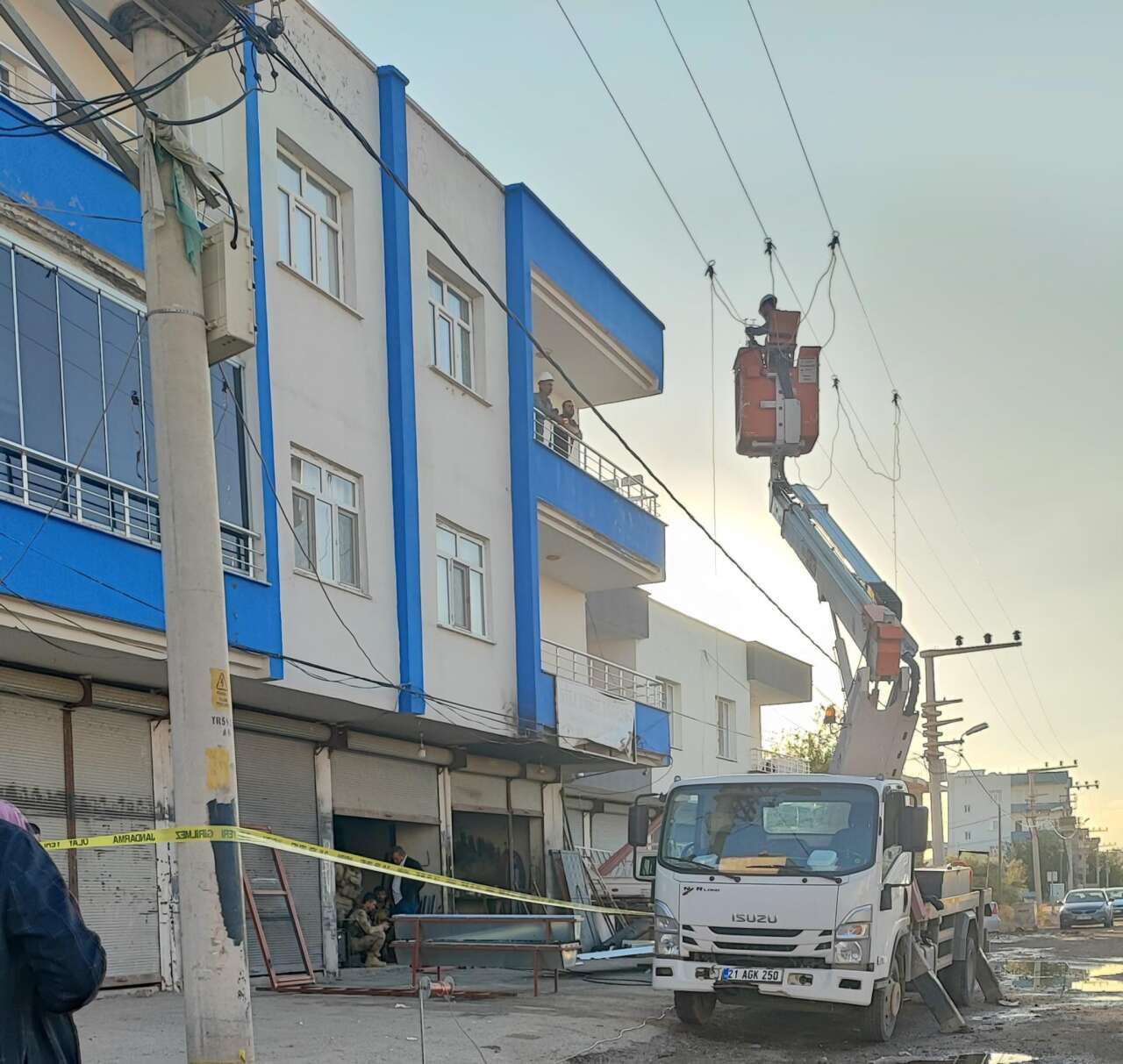 elektrik-akimina-kapilan-usta-oldu-2-ciragi-agir-yarali