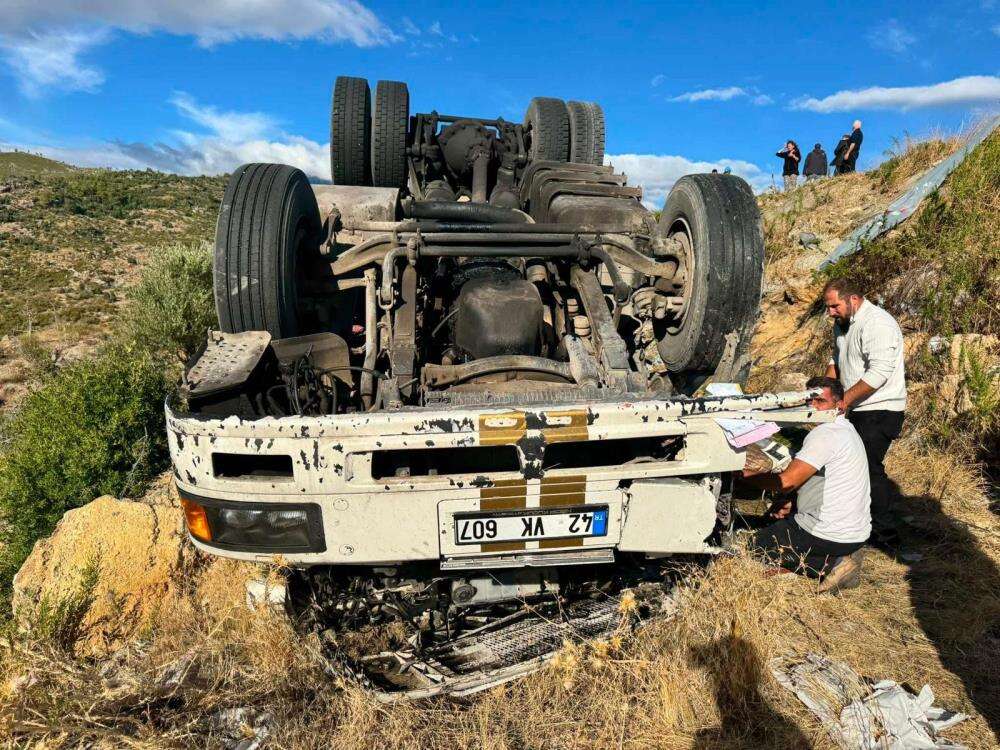 konya-plakali-tir-devrildi-surucu-unsag-akbas-hayatini-kaybetti