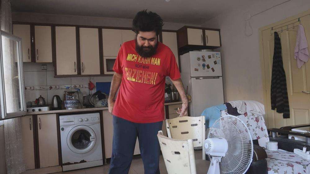 tedaviyi-birakti-telefonuna-dondu-tisortundeki-mesaj-dikkat-cekti
