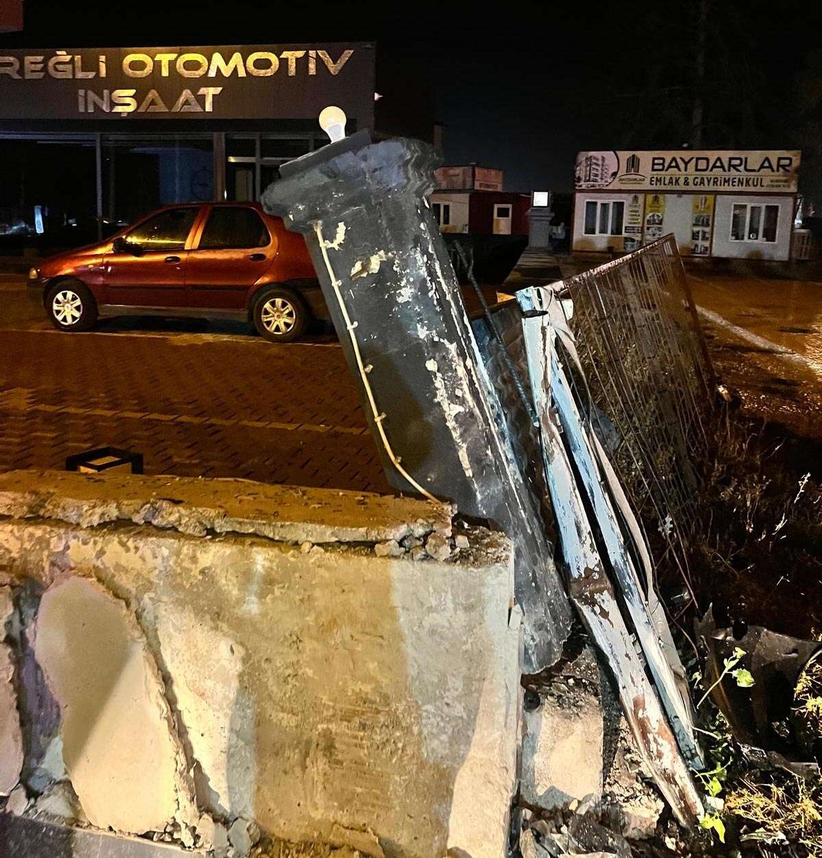 konyada-kontrolden-cikan-cip-duvara-carpti-4-genc-yaralandi