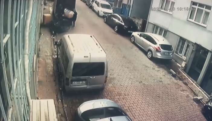 temizlik-iscilerinin-copte-buldugu-koli-uyusturucu-imalathanesini-patlatti