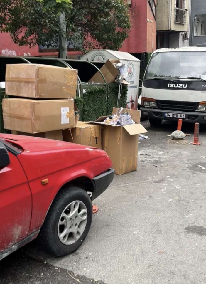 temizlik-iscilerinin-copte-buldugu-koli-uyusturucu-imalathanesini-patlatti