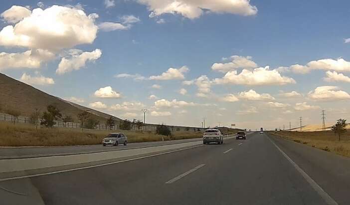 konya-yolunda-yurekleri-agza-getiren-an-ters-yonden-gelen-otomobil-olume-davetiye-cikardi