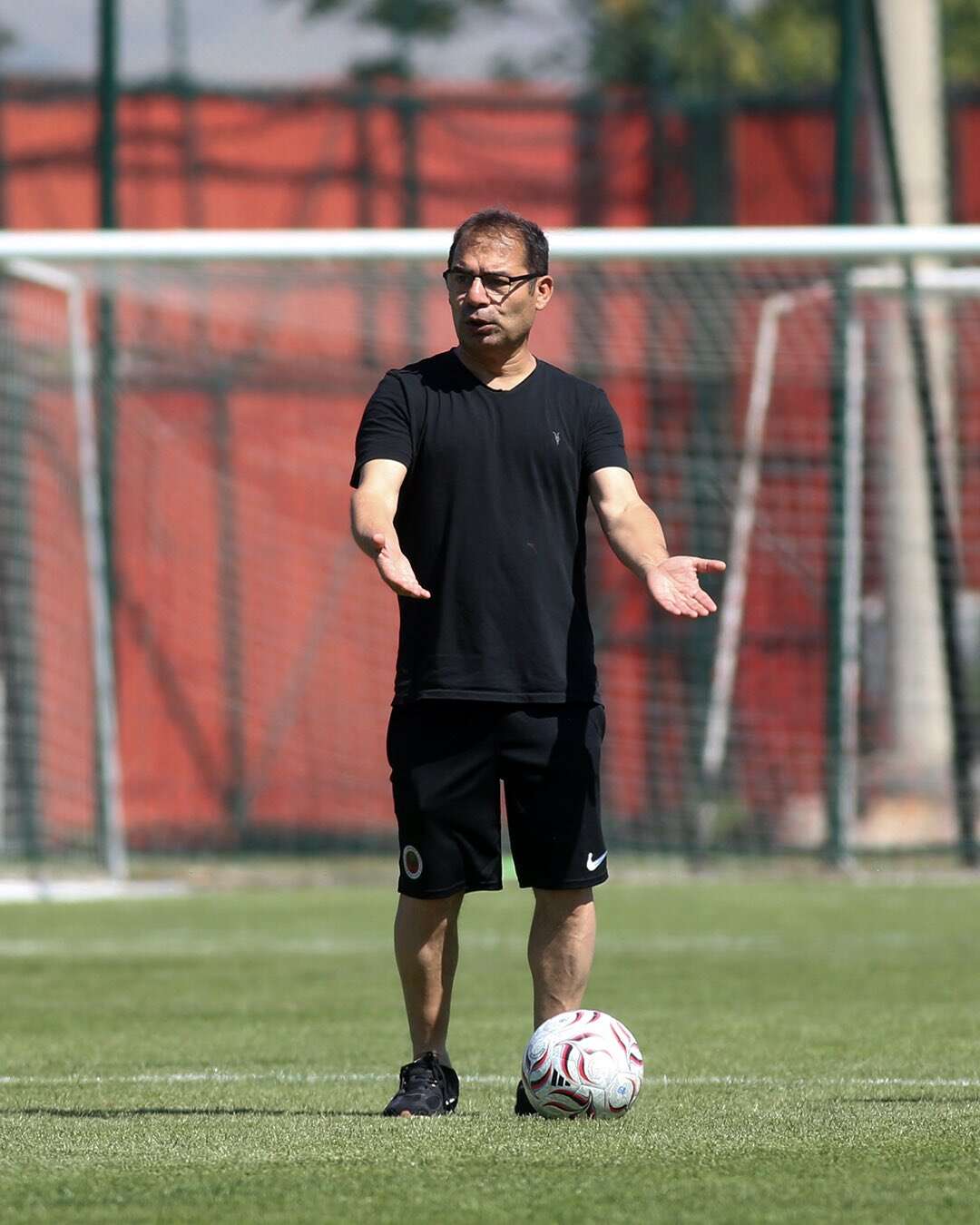 super-lig-ekibinde-teknik-direktor-ayriligi-istifa-etti