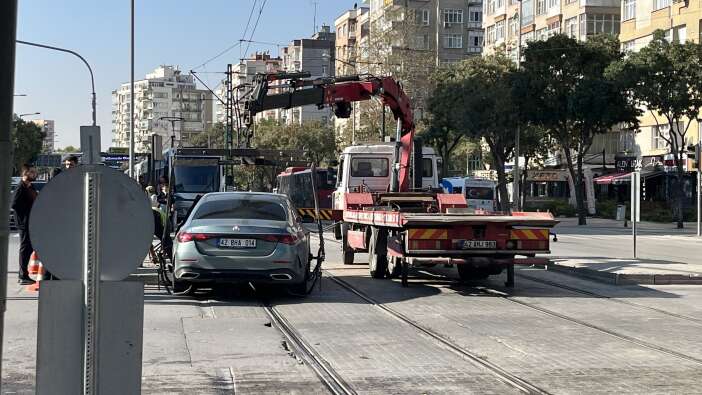 konyada-kaza-yapan-otomobil-kendini-kilitledi-devreye-ahtapot-cekici-girdi