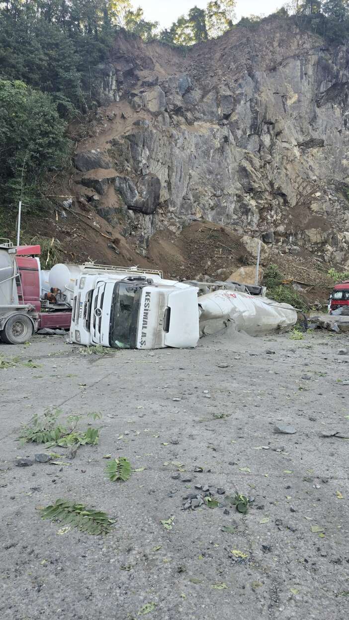 yamactan-kopan-dev-kayalar-tir-parkina-dustu-kasim-topaloglu-hayatini-kaybetti