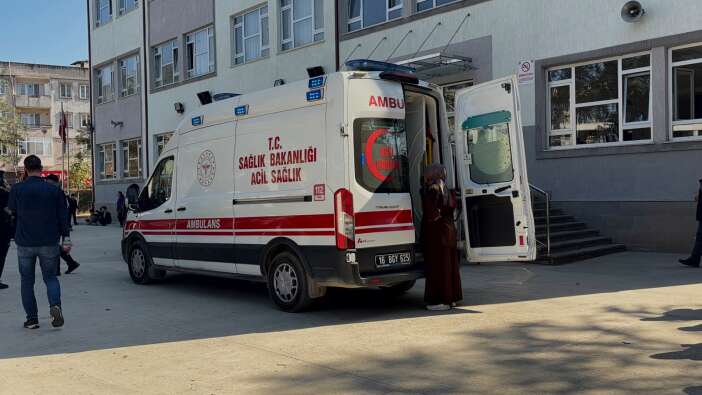 okulda-alarm-27-ogrenci-hastaneye-kaldirildi-egitime-ara-verildi