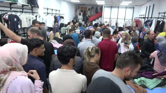 100-tllik-kiyafet-izdihami-magazanin-kapilari-acilinca-ortalik-karisti