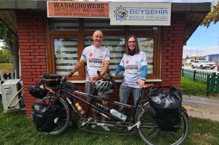 iki-kisi-tek-bisikletle-kilometrelerce-pedal-cevirdi-avrupa-turuna-konya-da-eklendi