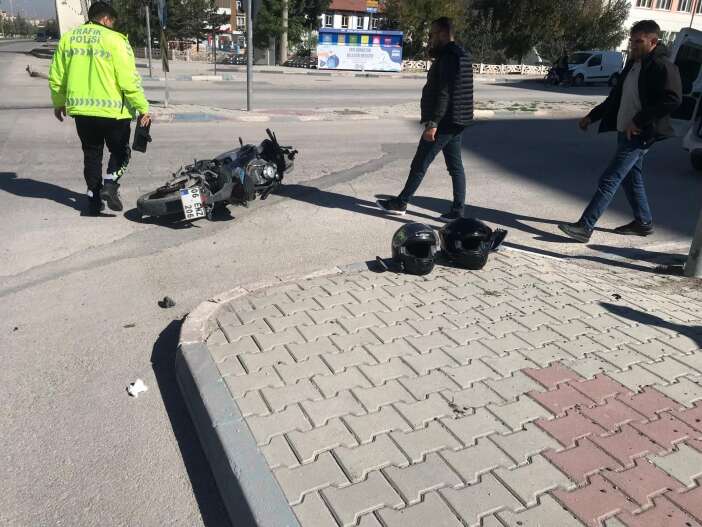 konyada-kavsakta-korkutan-kaza-motosikletteki-2-genc-yaralandi