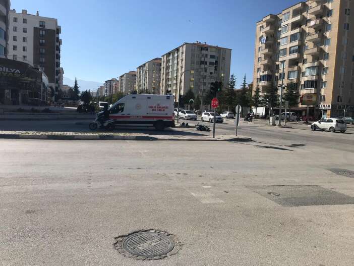 konyada-kavsakta-korkutan-kaza-motosikletteki-2-genc-yaralandi