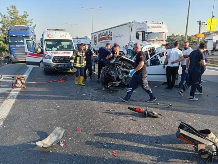 otoyolda-can-pazari-konya-plakali-tira-carpan-aracta-2-kisi-oldu