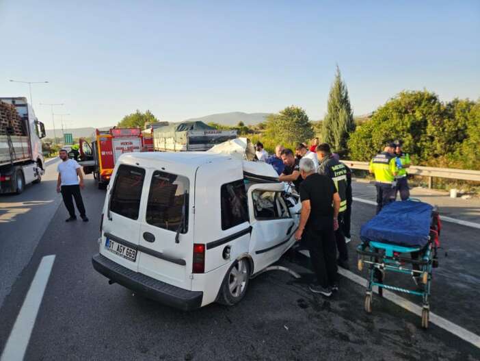 otoyolda-can-pazari-konya-plakali-tira-carpan-aracta-2-kisi-oldu