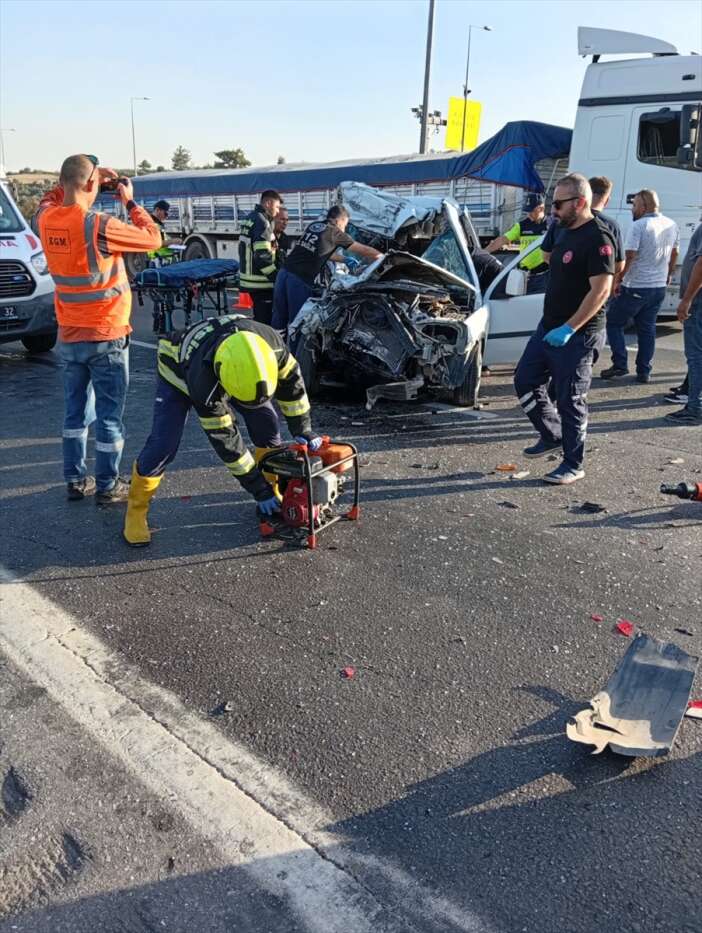 otoyolda-can-pazari-konya-plakali-tira-carpan-aracta-2-kisi-oldu