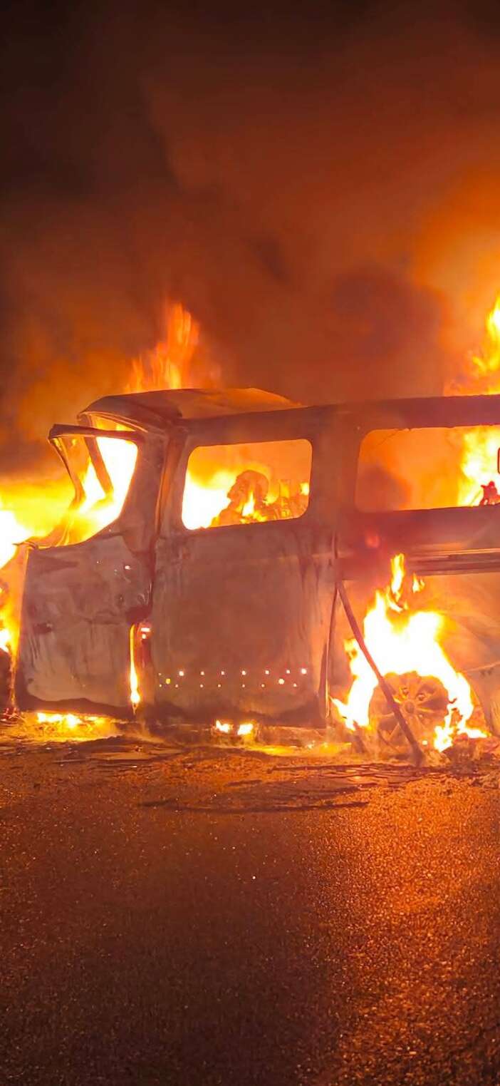 yakinlarinin-feryadi-yurekleri-dagladi-minibuste-yanarak-can-verdi