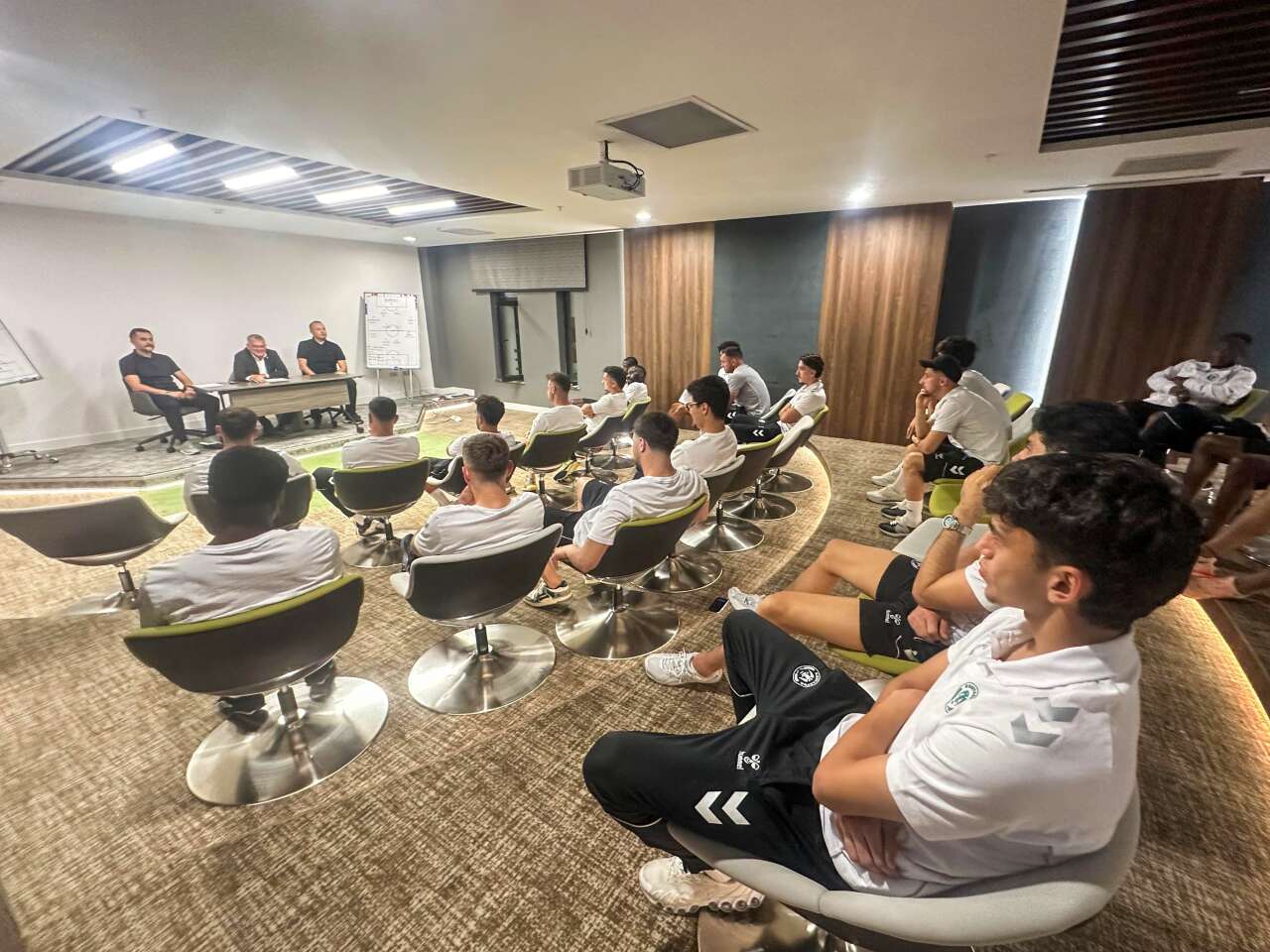 baskan-atiker-konyasporlu-futbolcularla-bulustu-onemli-mesajlar-verdi