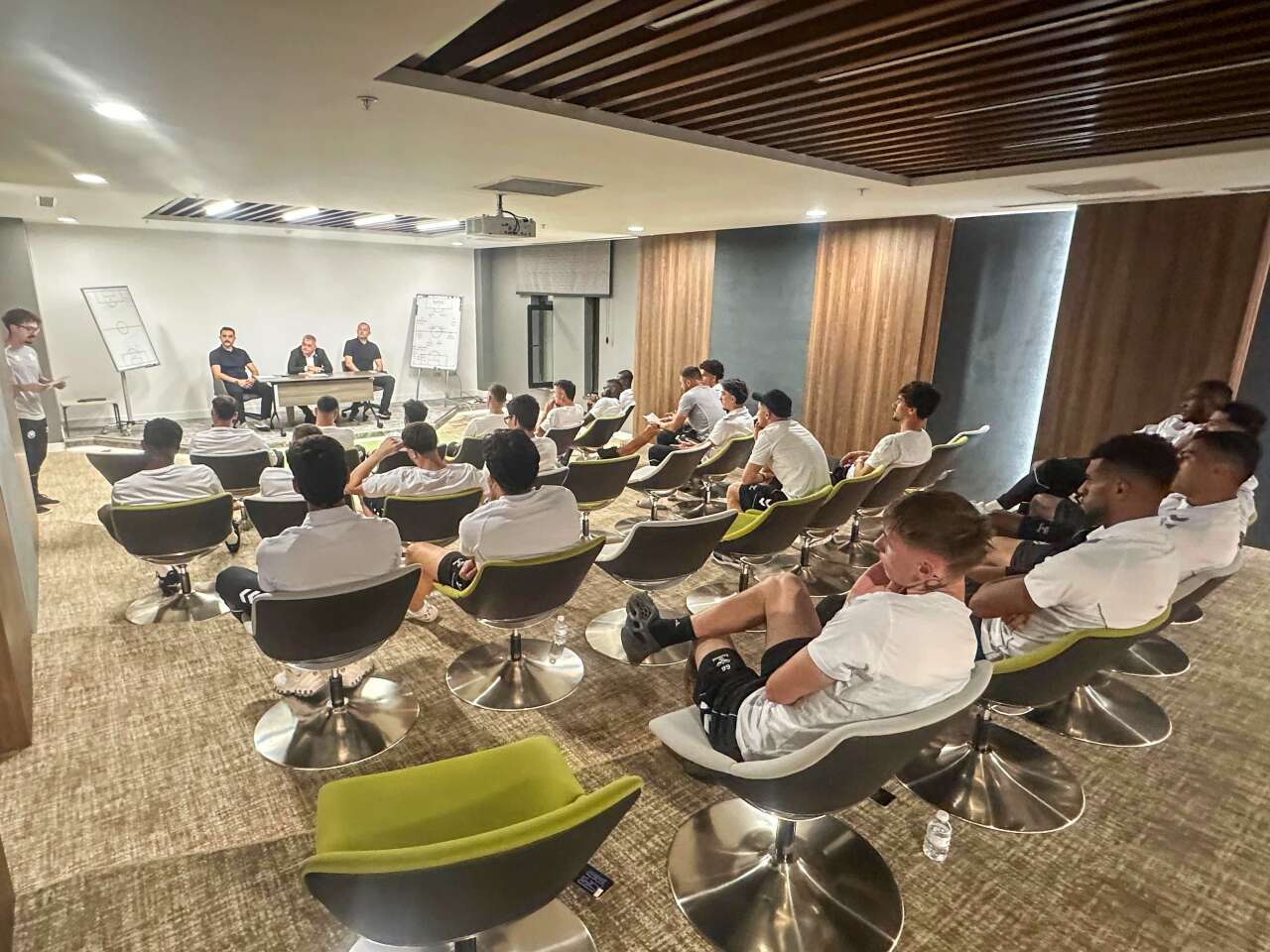 baskan-atiker-konyasporlu-futbolcularla-bulustu-onemli-mesajlar-verdi