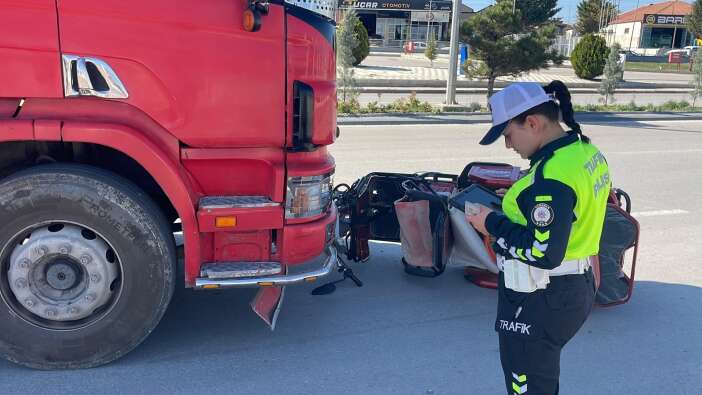 konya-plakali-kamyon-elektrik-bisikletle-carpisti-1i-cocuk-2-kisi-yaralandi