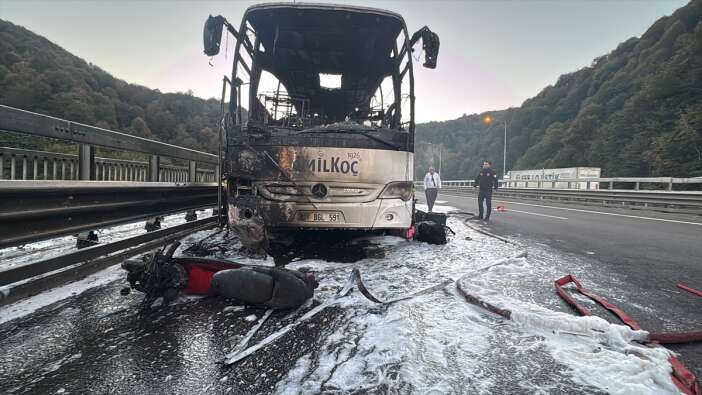 otoyolda-can-pazari-yolcu-otobusu-alev-aldi