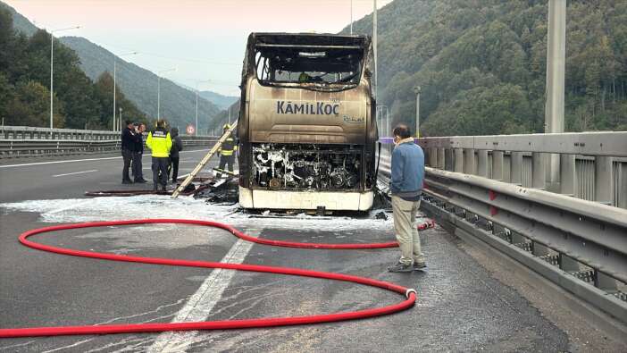 otoyolda-can-pazari-yolcu-otobusu-alev-aldi