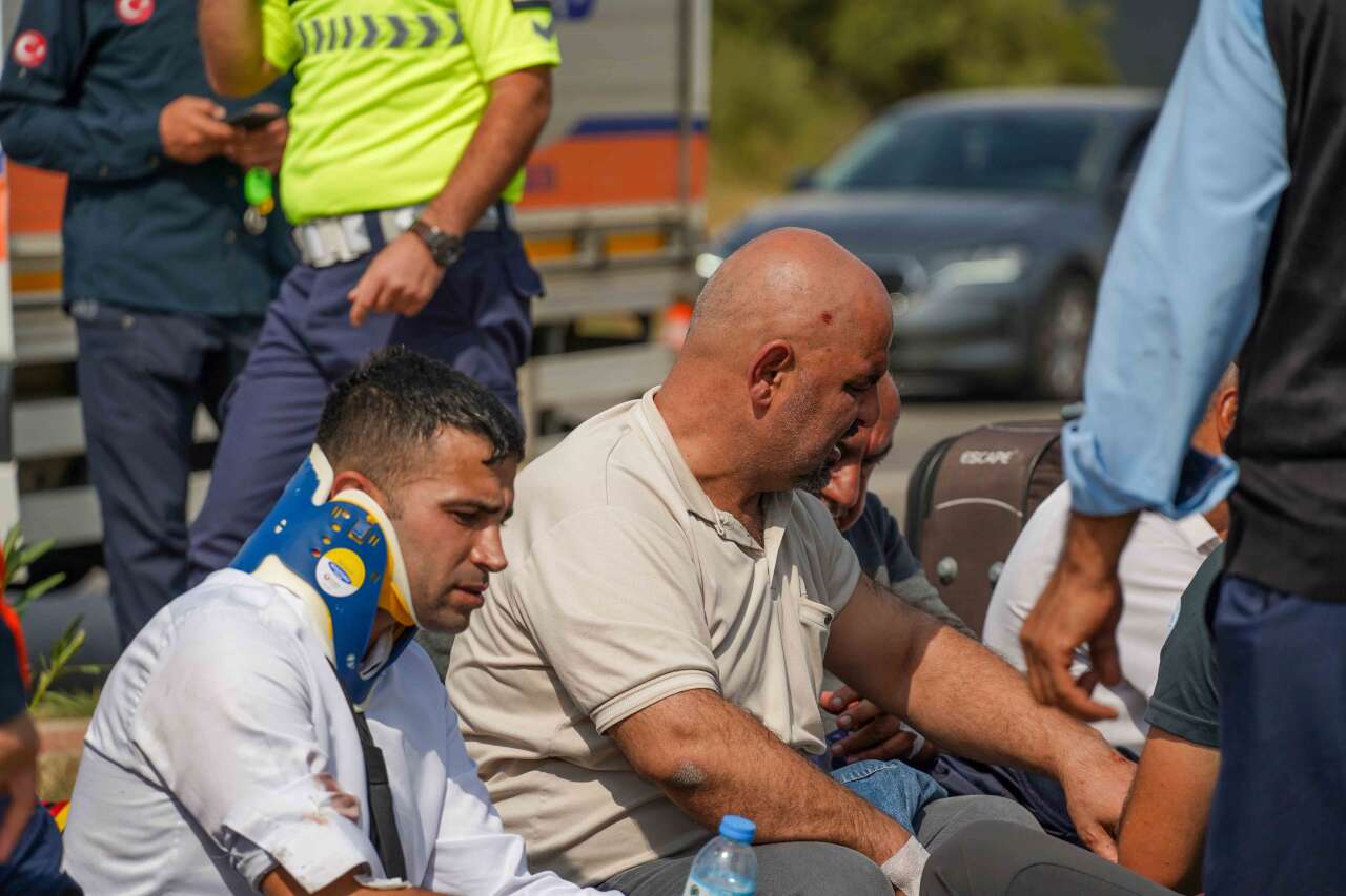 kaygan-yolda-yolcu-midibusu-devrildi-1i-agir-17-yarali-var