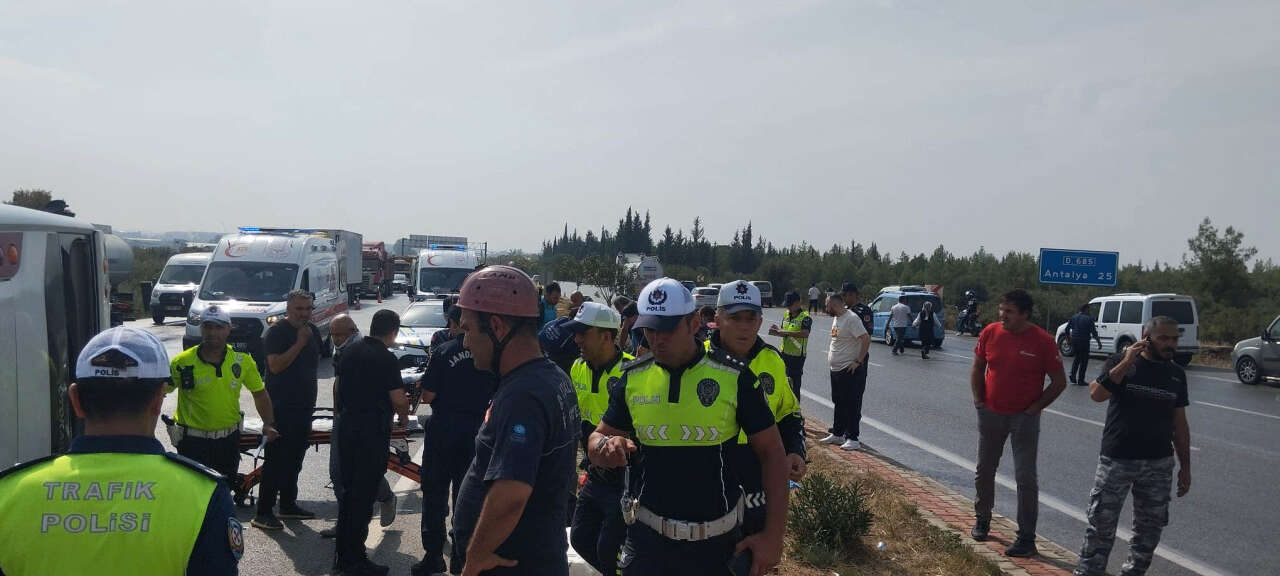 kaygan-yolda-yolcu-midibusu-devrildi-yaralilar-var