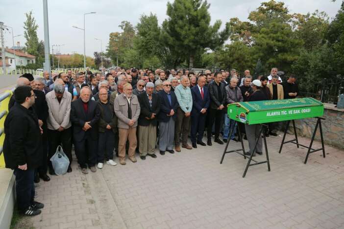 konya-olay-tv-sahibi-kemal-soylu-babasini-son-yolculuga-ugurladi