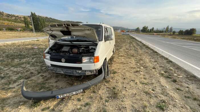 konya-plakali-otomobille-carpisip-refuje-savruldu-esi-yaralandi