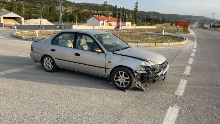 konya-plakali-otomobille-carpisip-refuje-savruldu-esi-yaralandi