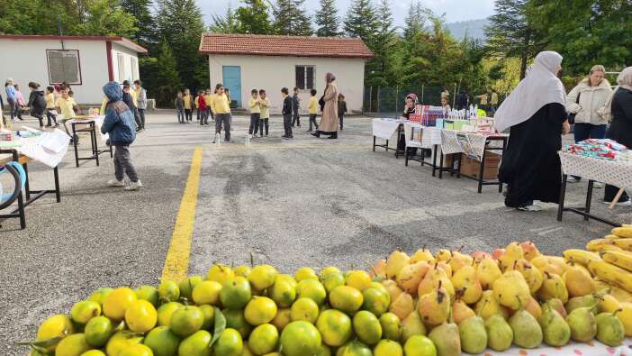 konyada-24-okulda-cocuklar-sevindi-bin-300-ogrenciye-hediye-verildi