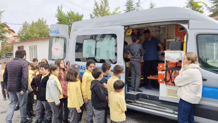 konyada-24-okulda-cocuklar-sevindi-bin-300-ogrenciye-hediye-verildi