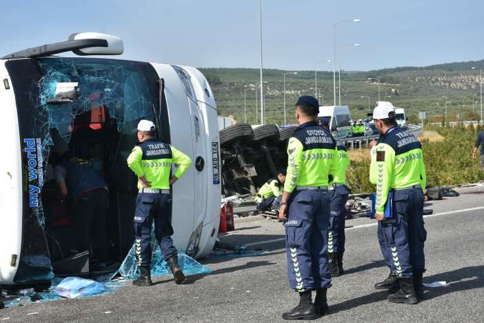 manisada-tur-otobusu-ve-tirin-carpisti-1549144-461005