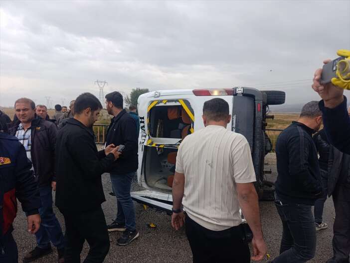 servis-minibusu-devrildi-sofor-ve-13-ogrenci-yaralandi