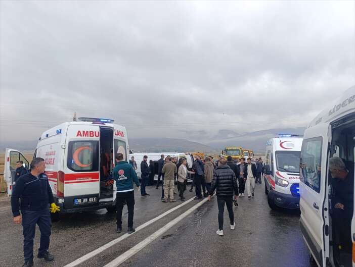 servis-minibusu-devrildi-sofor-ve-13-ogrenci-yaralandi