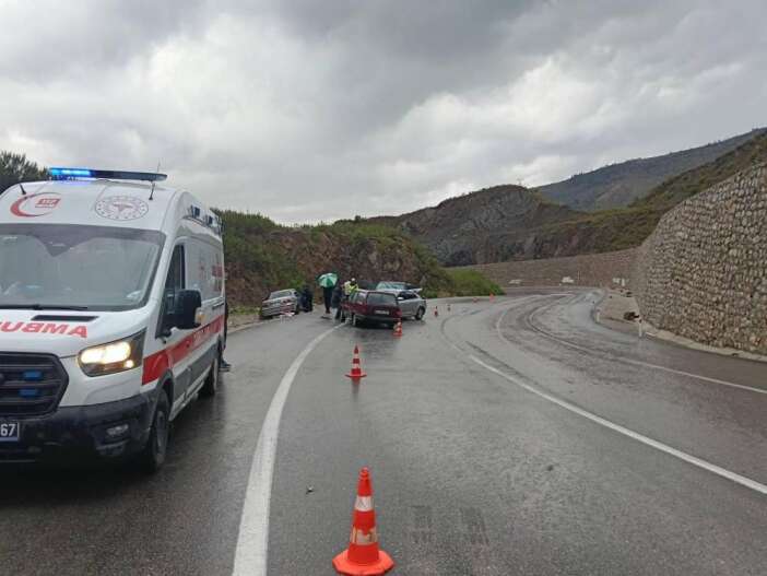 konya-yolunda-zincirleme-kaza-3-arac-birbirine-girdi-yaralilar-var