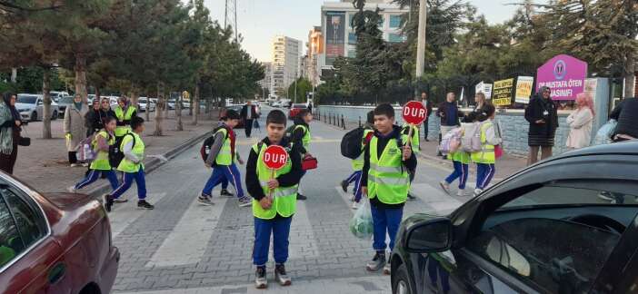 konyada-minik-ogrencilere-trafikte-nezaket-dersi