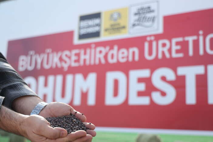 konya-buyuksehir-hibe-tohum-dagitti-tarlasina-eken-yuksek-verimi-kapti