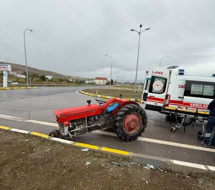 konyada-kavsakta-traktorle-otomobil-carpisti-3-kisi-hastanelik-oldu