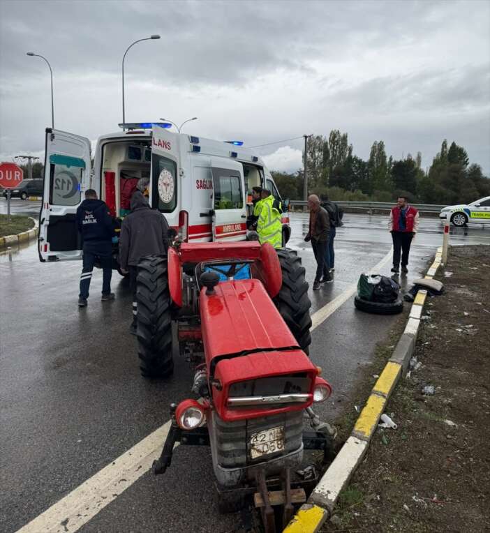 konyada-kavsakta-traktorle-otomobil-carpisti-3-kisi-hastanelik-oldu