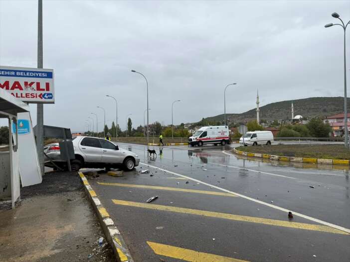 konyada-kavsakta-traktorle-otomobil-carpisti-3-kisi-hastanelik-oldu