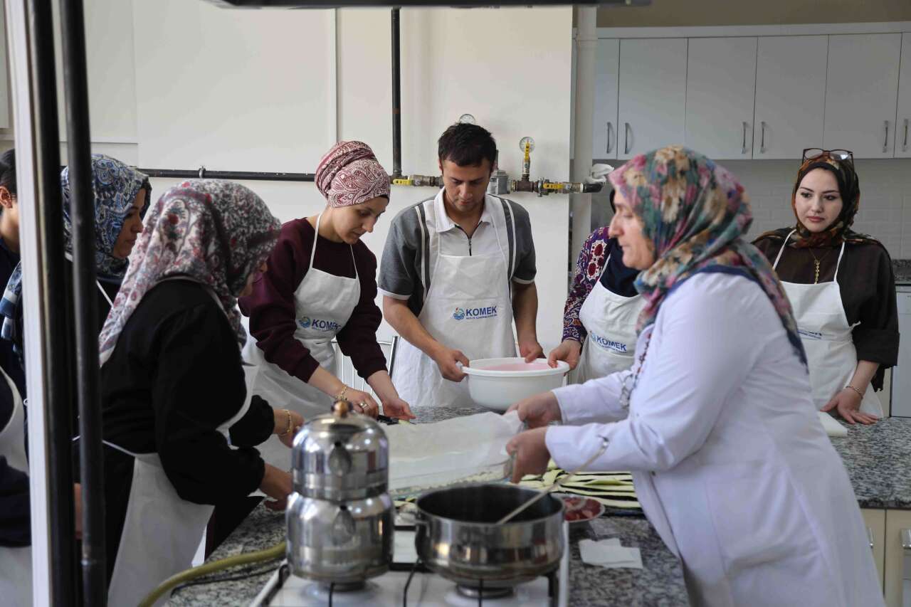 konyada-komek-ve-aseme-yogun-ilgi-78-bin-kursiyer-ders-basi-yapti