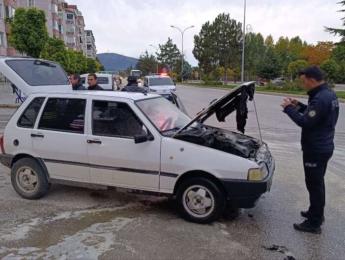 konyada-seyir-halindeki-otomobilde-can-pazari-surucu-ve-yolcu-son-anda-kurtuldu