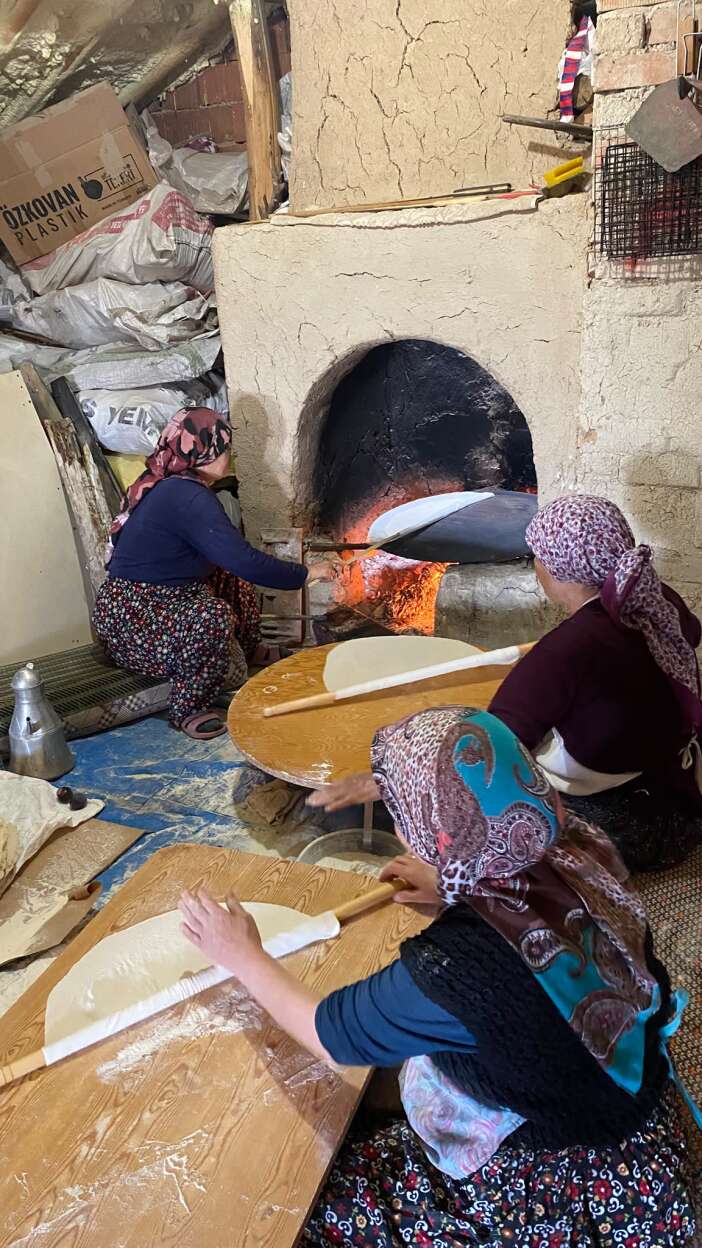konyanin-emektarlari-bu-yil-da-hamura-sevgi-sofraya-bereket-katiyor