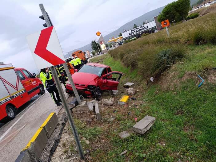 yolcu-otobusu-ile-otomobil-carpisti-polis-memuru-kari-koca-yaralandi