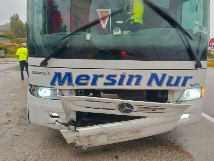 yolcu-otobusu-ile-otomobil-carpisti-polis-memuru-kari-koca-yaralandi